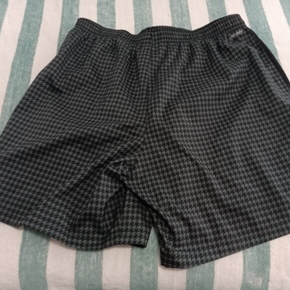 NWOT NEW BALANCE "DRY" BLACK STAR PATTERN SHORTS WITH 3 POCKETS, SIZE "L" - Picture 2 of 13